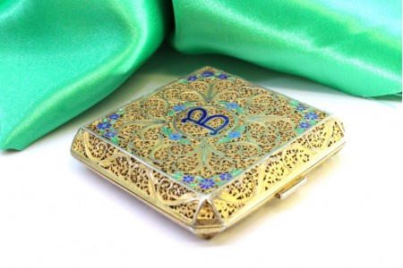  Caixa de Toilette em prata filigrana dourada com apontamentos florais coloridos